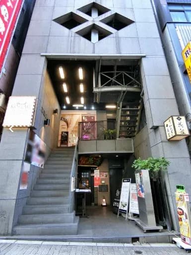 花菱ビル1階の入口の階段